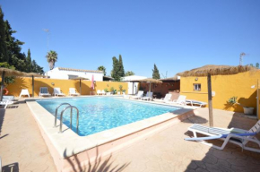 Estudios con piscina compartida en Conil.